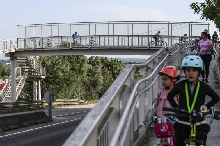 Crianças pedalam até à escola em Condeixa-a-Nova